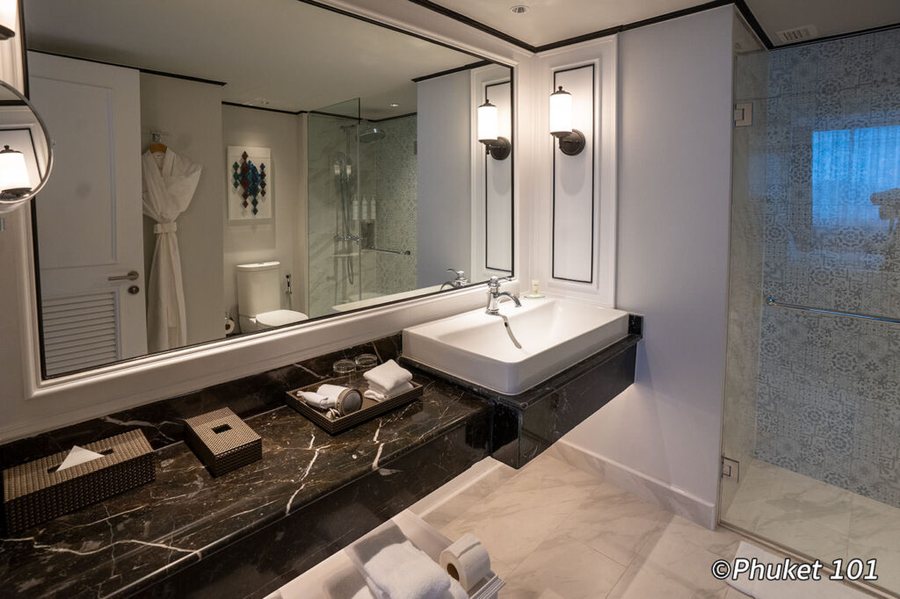 Courtyard by Marriott Phuket Town — Bathroom