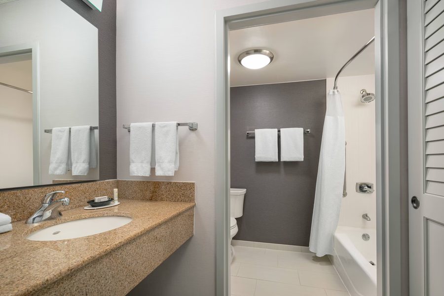 Courtyard by Marriott Pleasanton — Bathroom