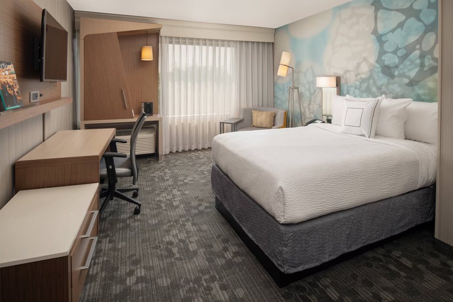 Courtyard by Marriott Portland Airport — Guest room