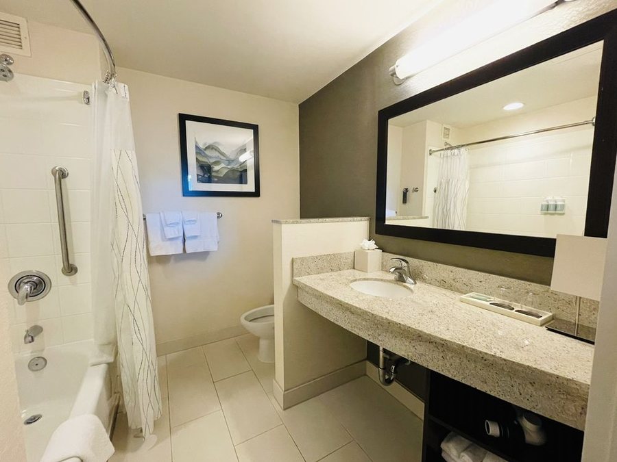 Courtyard by Marriott Portland Beaverton — Bathroom