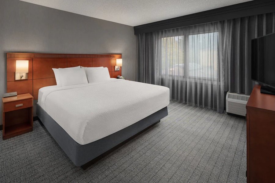 Courtyard by Marriott Portland Beaverton — Guest room