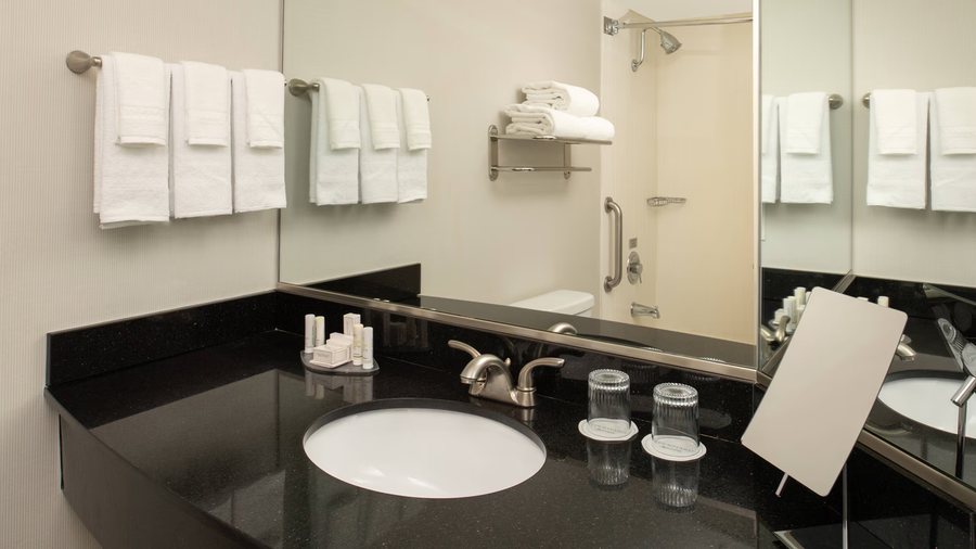 Courtyard by Marriott Portland City Center — Bathroom