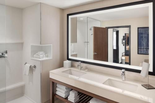 Courtyard by Marriott Portland Downtown Convention Center — Bathroom
