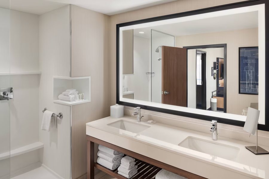 Courtyard by Marriott Portland Downtown Waterfront — Bathroom