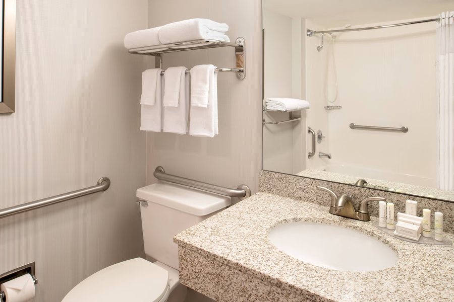 Courtyard by Marriott Portland North — Bathroom