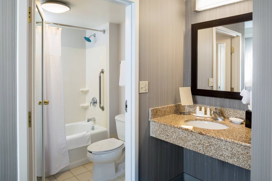 Courtyard by Marriott Providence Warwick — Bathroom