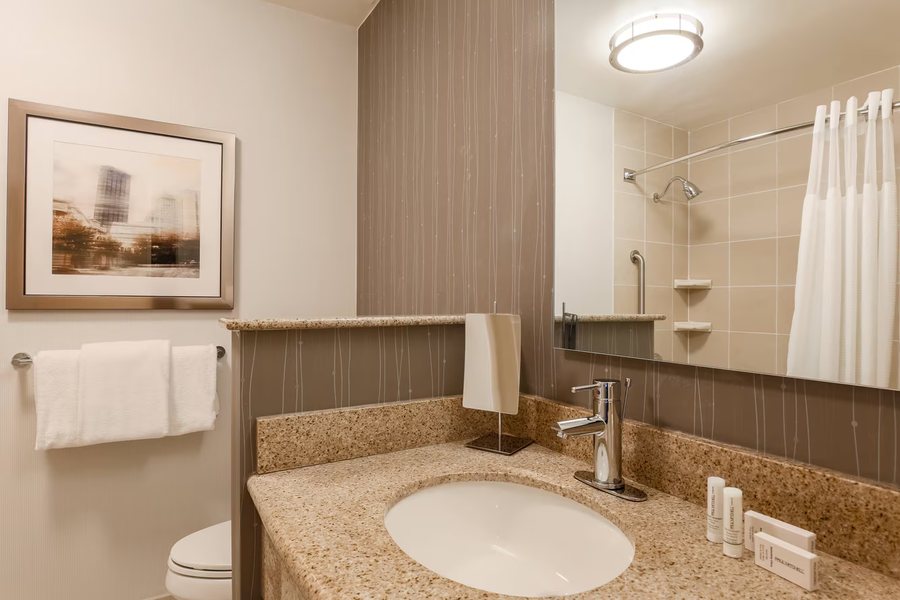 Courtyard by Marriott Pullman — Bathroom