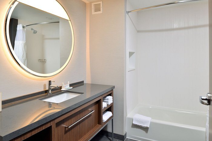 Courtyard by Marriott Raleigh Midtown — Bathroom