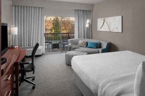 Courtyard by Marriott Raleigh Midtown — Guest room