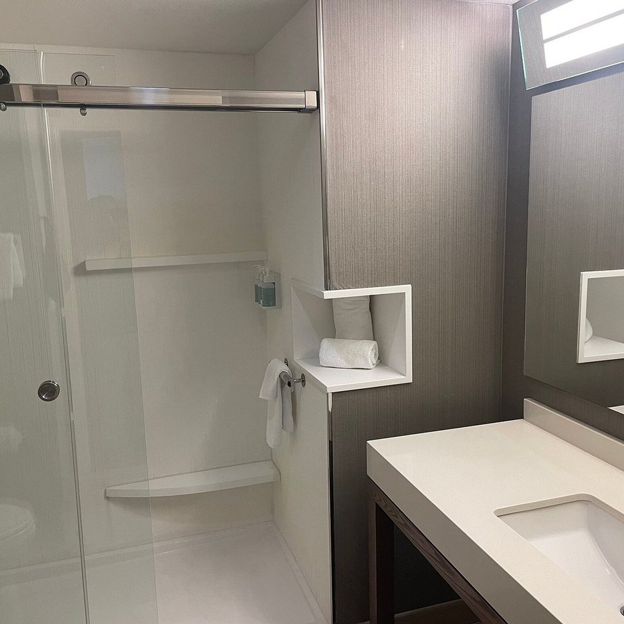 Courtyard by Marriott Redwood City — Bathroom