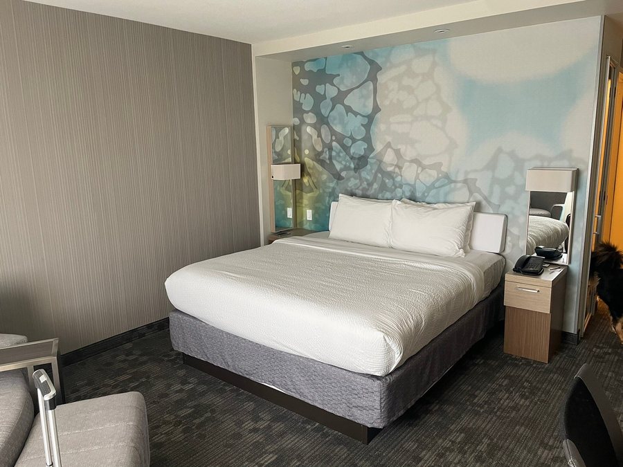 Courtyard by Marriott Redwood City — Guest room