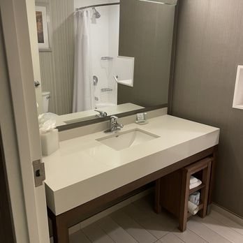 Courtyard by Marriott Reno Downtown Riverfront — Bathroom