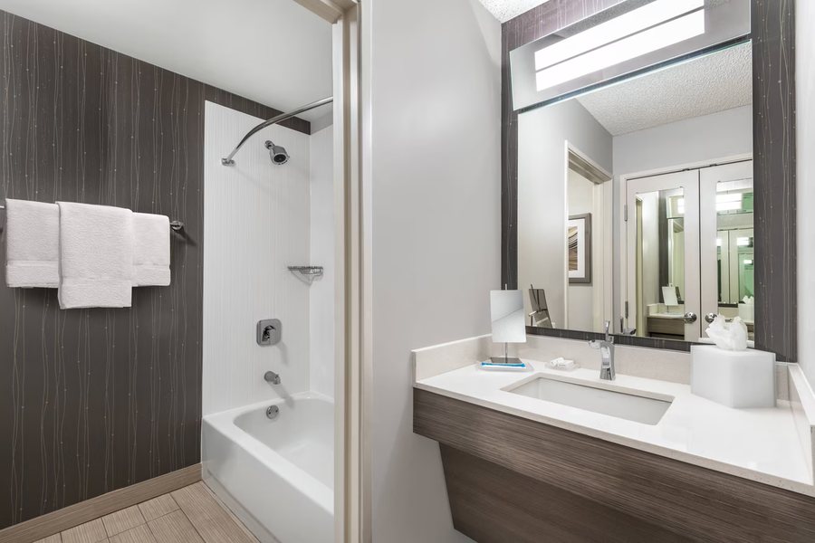 Courtyard by Marriott Reno — Bathroom