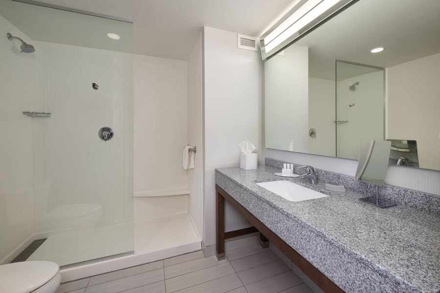 Courtyard by Marriott Richmond Airport — Bathroom