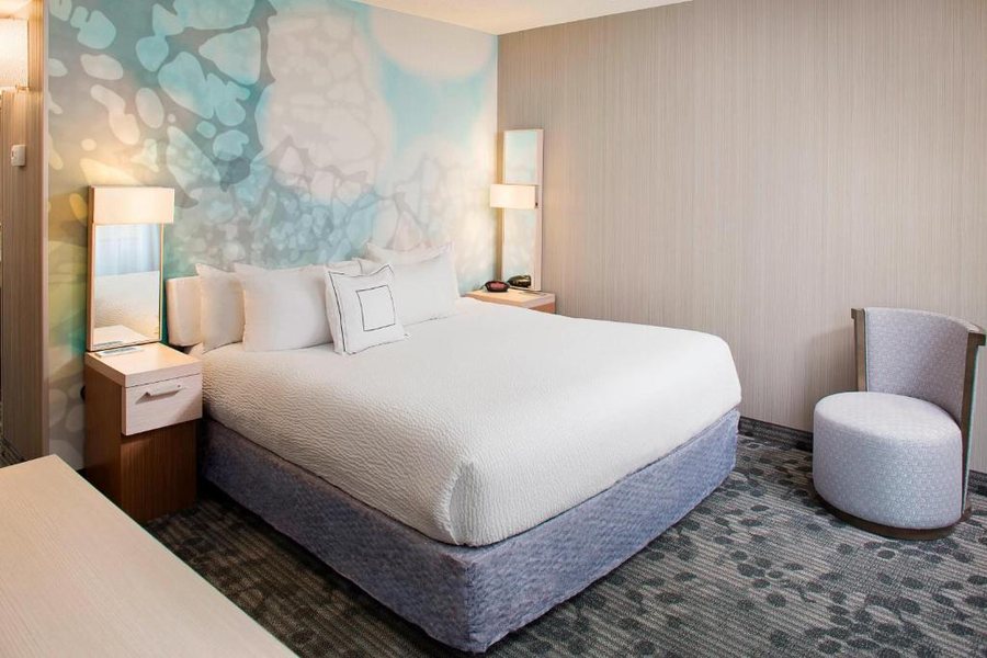 Courtyard by Marriott Richmond Airport — Guest room