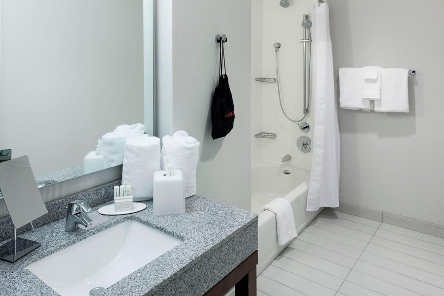 Courtyard by Marriott Richmond Northwest Short Pump — Bathroom