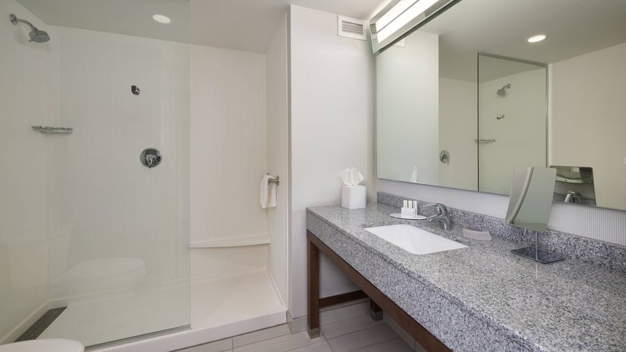 Courtyard by Marriott Richmond Scott s Addition — Bathroom