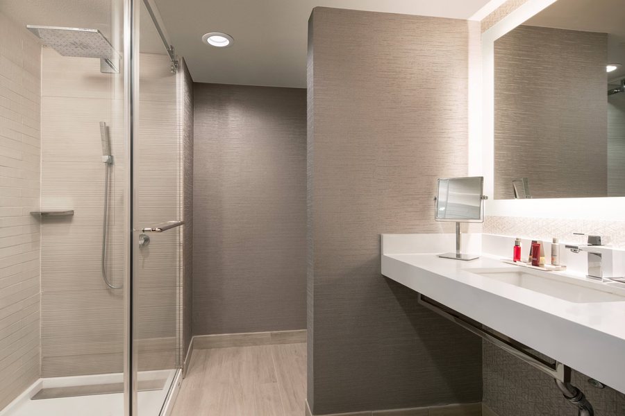 Courtyard by Marriott Riverside UCR Moreno Valley Area — Bathroom