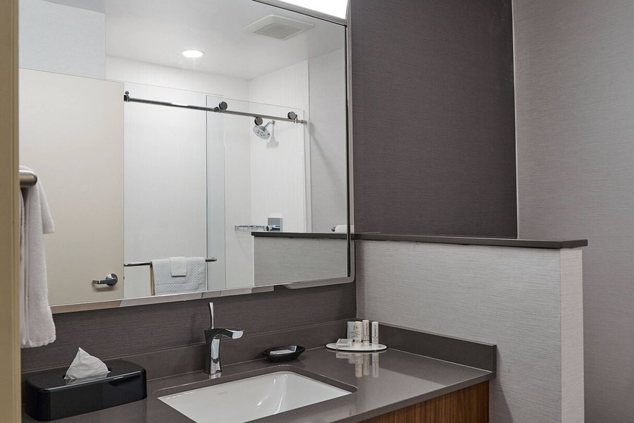 Courtyard by Marriott Rockford — Bathroom