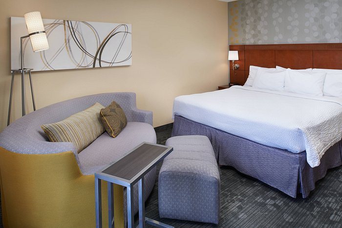 Courtyard by Marriott Rockford — Guest room