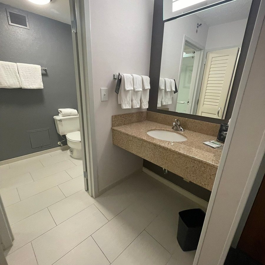 Courtyard by Marriott Rockville — Bathroom