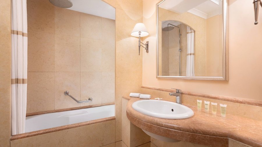 Courtyard by Marriott Rome Central Park — Bathroom