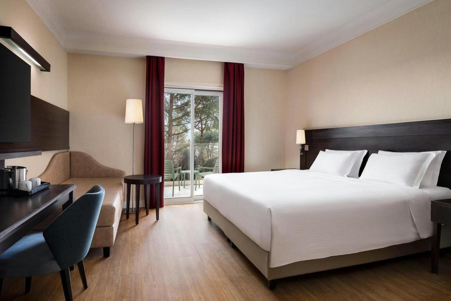 Courtyard by Marriott Rome Central Park — Guest room