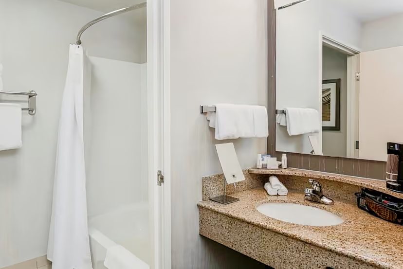 Courtyard by Marriott Roseville — Bathroom