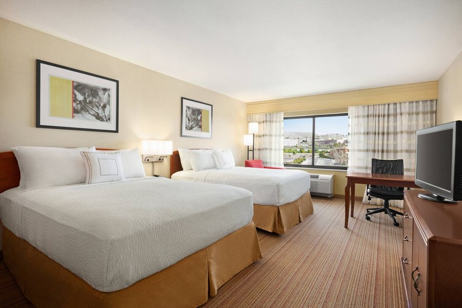 Courtyard by Marriott Sacramento Folsom — Guest room