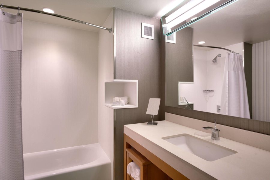 Courtyard by Marriott Salt Lake City Airport — Bathroom
