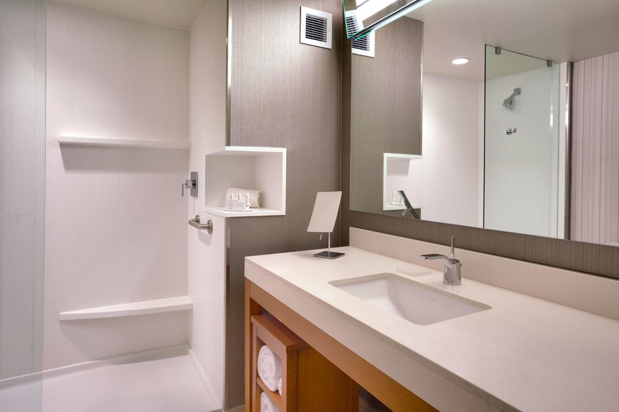 Courtyard By Marriott Salt Lake City Downtown — Bathroom