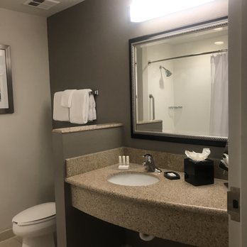 Courtyard by Marriott San Antonio North Stone Oak at Legacy — Bathroom