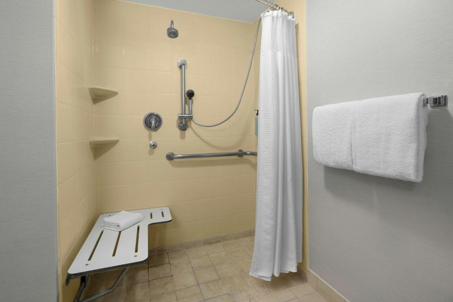 Courtyard by Marriott San Antonio Six Flags at The RIM — Bathroom