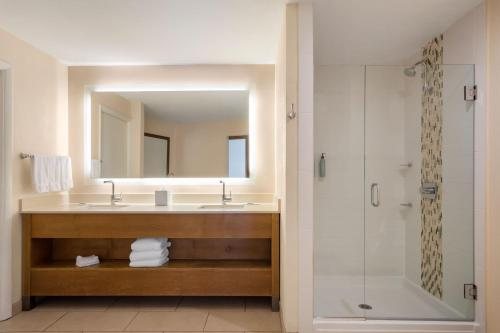 Courtyard by Marriott San Diego Del Mar Solana Beach — Bathroom