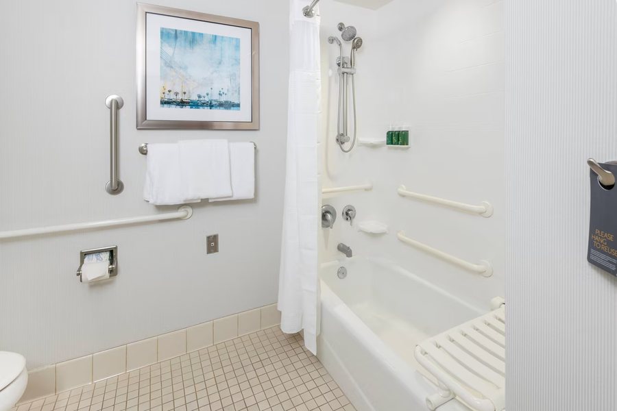 Courtyard by Marriott San Diego Oceanside — Bathroom