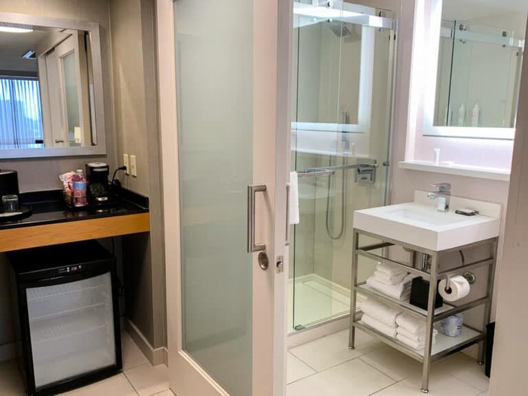 Courtyard by Marriott San Francisco Union Square — Bathroom