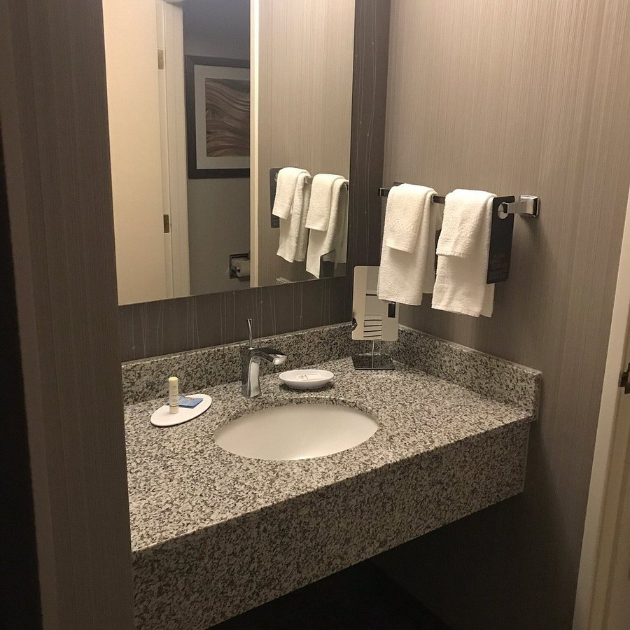 Courtyard by Marriott San Jose South Morgan Hill — Bathroom