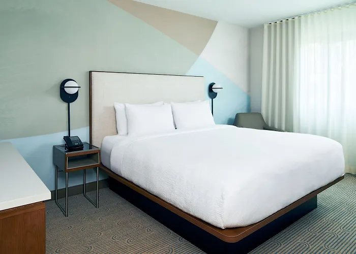 Courtyard by Marriott Santa Barbara Downtown — Guest room