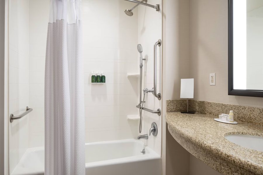 Courtyard by Marriott Santa Barbara Goleta — Bathroom