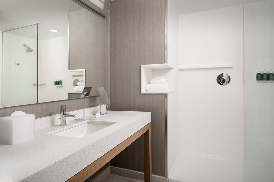 Courtyard by Marriott Santa Cruz — Bathroom