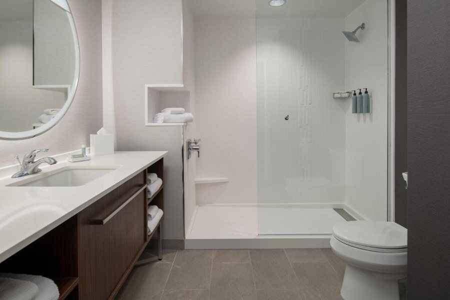 Courtyard by Marriott Santa Fe — Bathroom