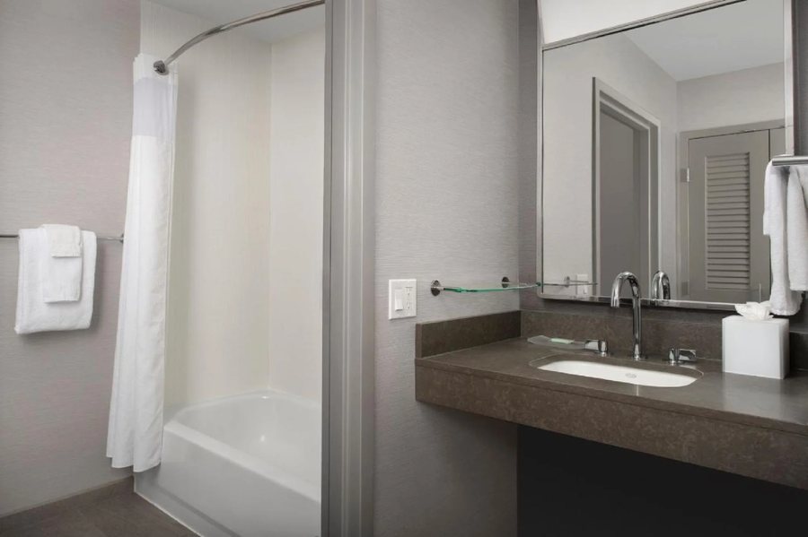 Courtyard by Marriott Savannah Downtown Historic District — Bathroom