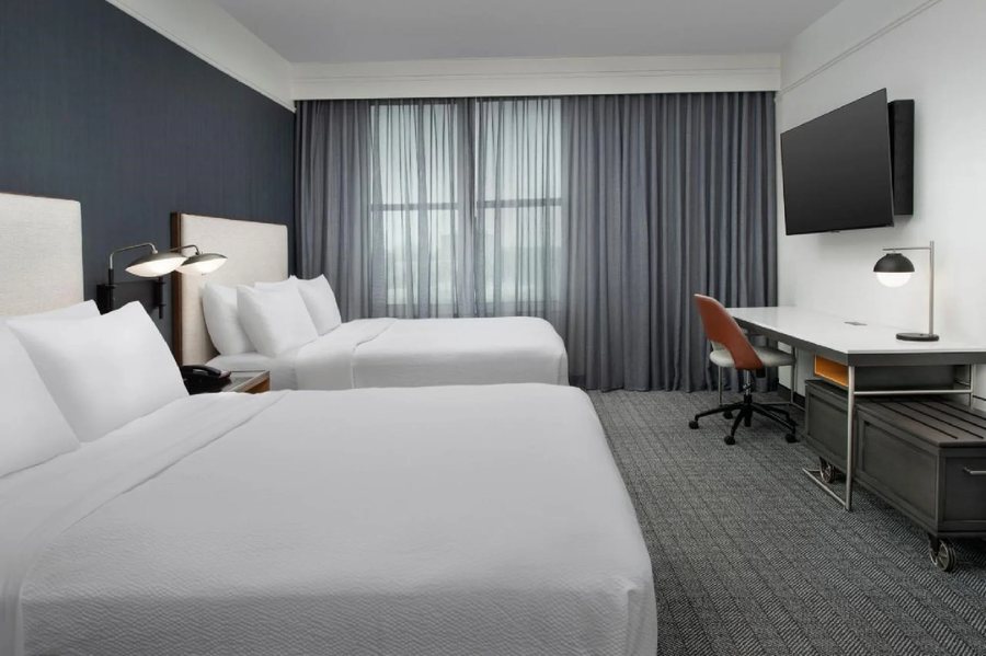 Courtyard by Marriott Savannah Downtown Historic District — Guest room