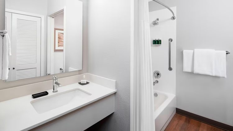 Courtyard by Marriott Scottsdale North — Bathroom