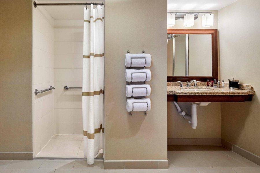 Courtyard by Marriott Scottsdale Old Town — Bathroom