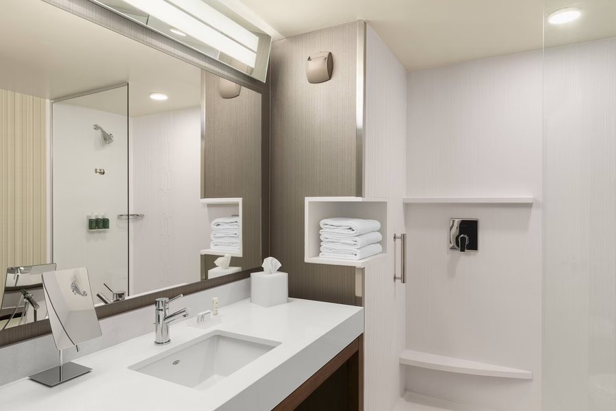 Courtyard by Marriott Seattle Federal Way — Bathroom