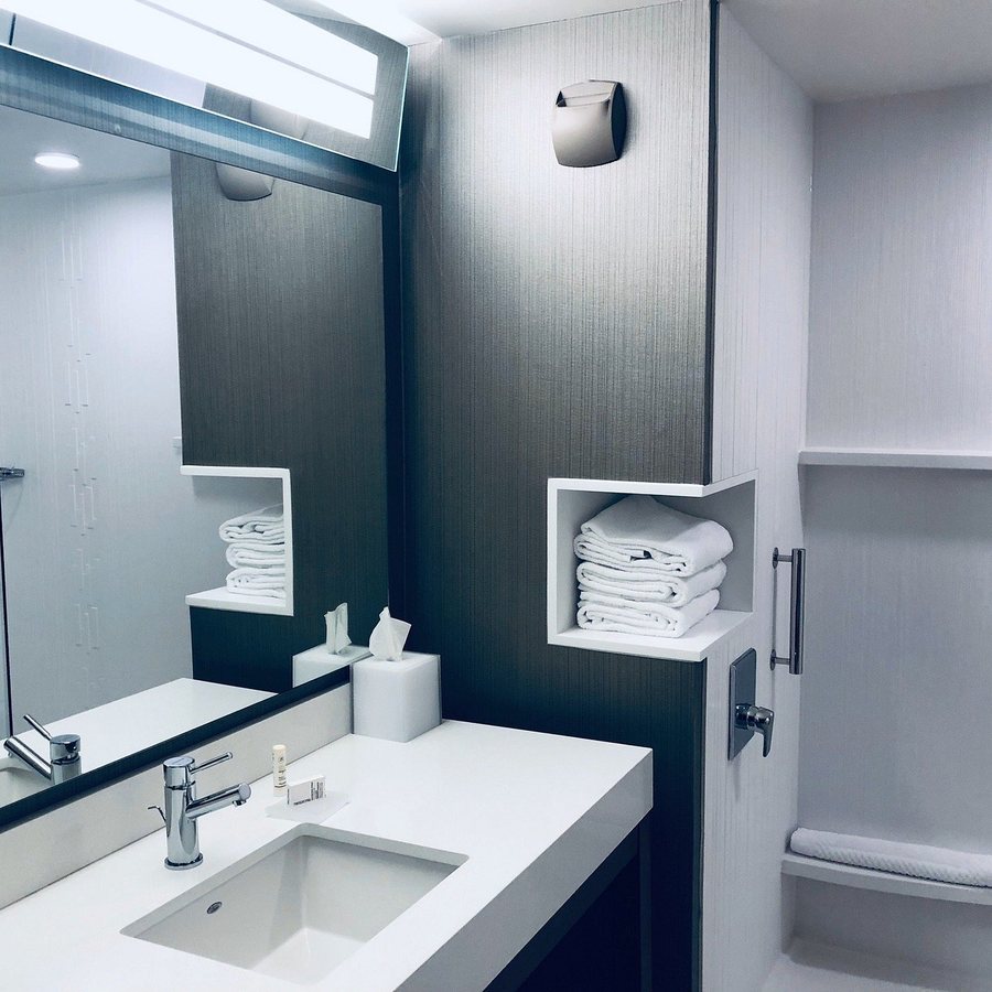 Courtyard by Marriott Seattle Northgate — Bathroom