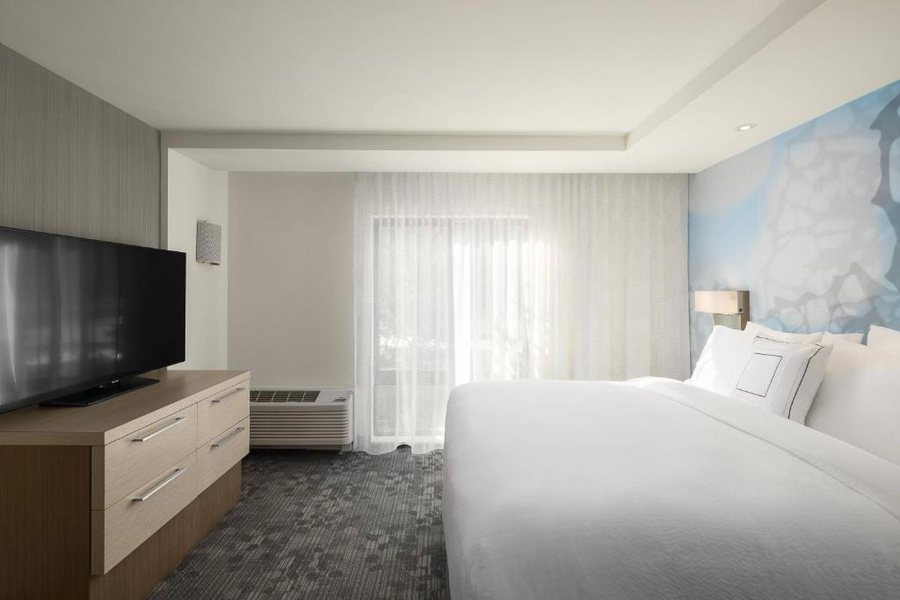 Courtyard by Marriott Seattle Northgate — Guest room