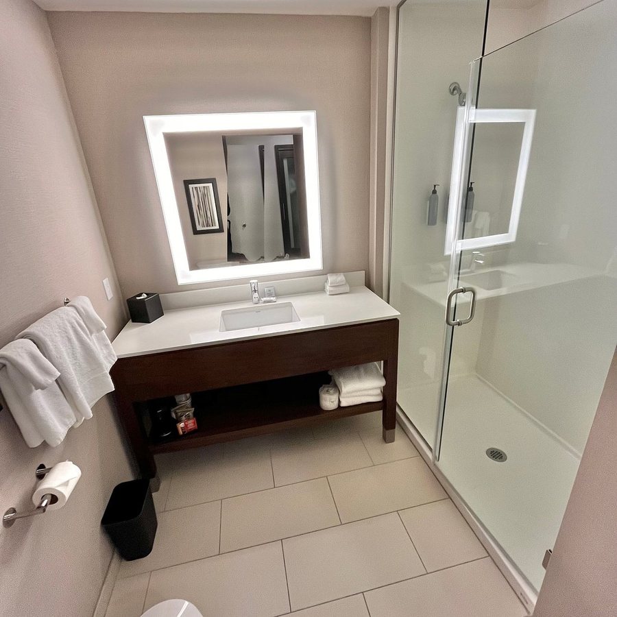 Courtyard by Marriott Seattle SeaTac Airport — Bathroom
