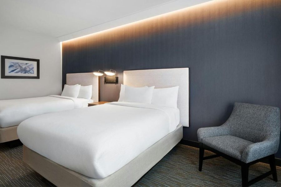 Courtyard by Marriott Seattle SeaTac Airport — Guest room